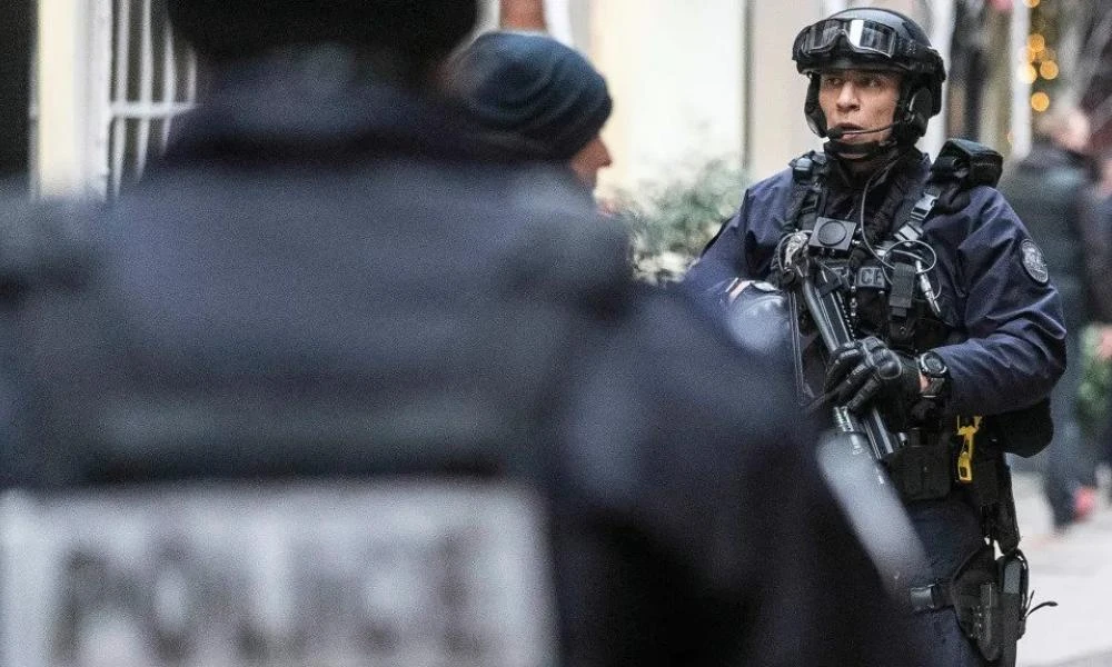 Συναγερμός στο Παρίσι: Η αστυνομία πυροβόλησε γυναίκα που απειλούσε να ανατιναχθεί